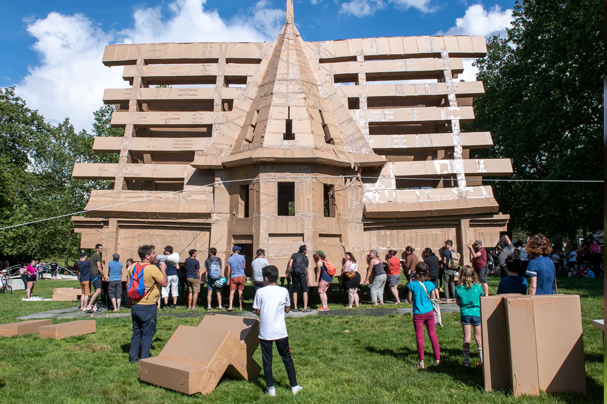 ダダンボールパーツを組み立てている様子