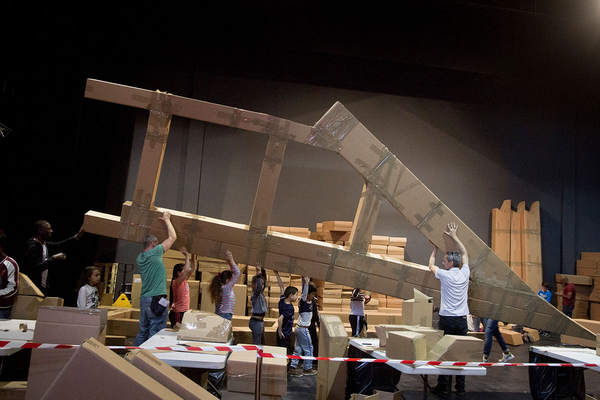 完成したパーツを子どもたちが運んでいる様子